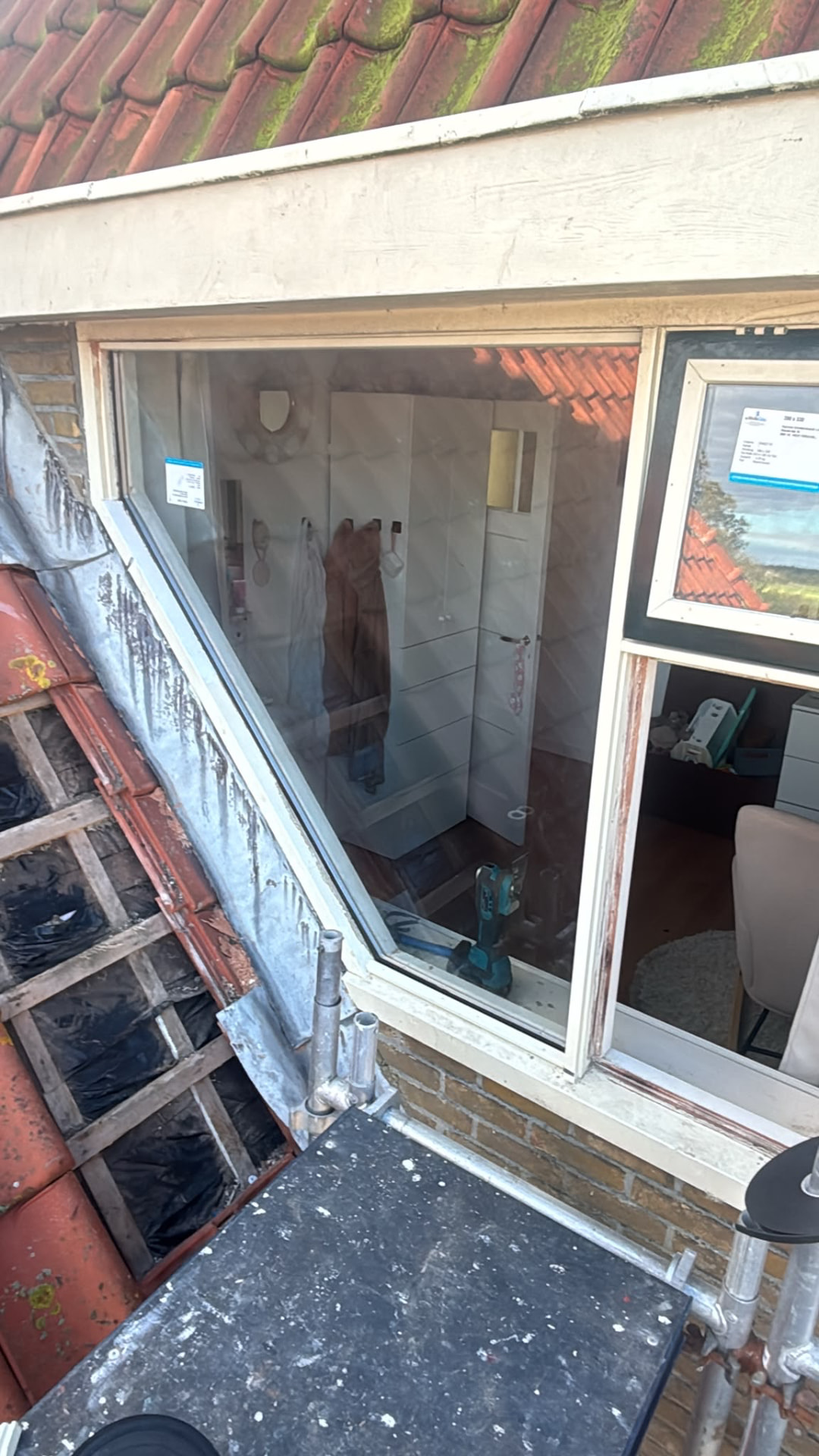 Glas wordt geplaatst vanaf een steiger bij een woning
