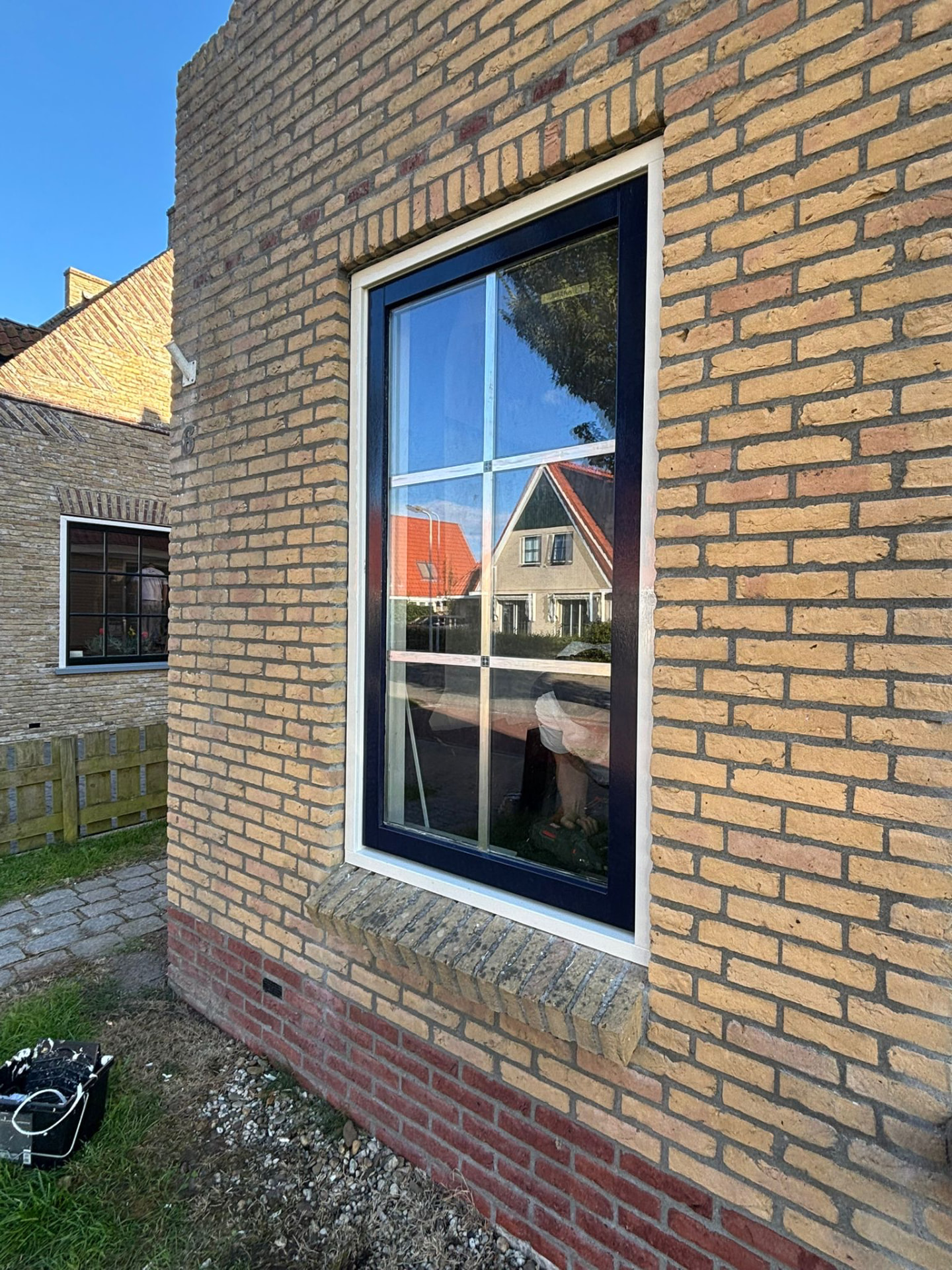 Traditioneel raam met glas-in-lood in een wit kozijn