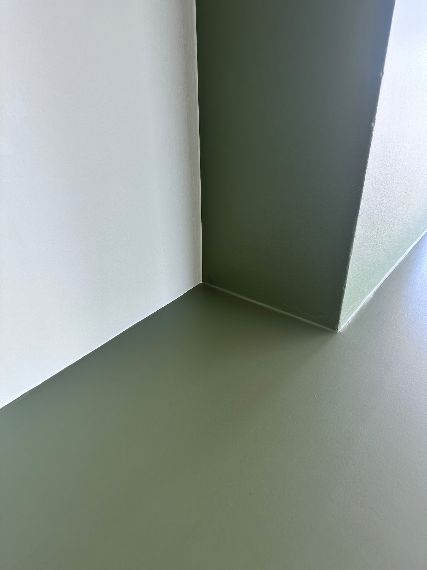 Strakke aansluiting tussen een groen geschilderde nis en een witte wand