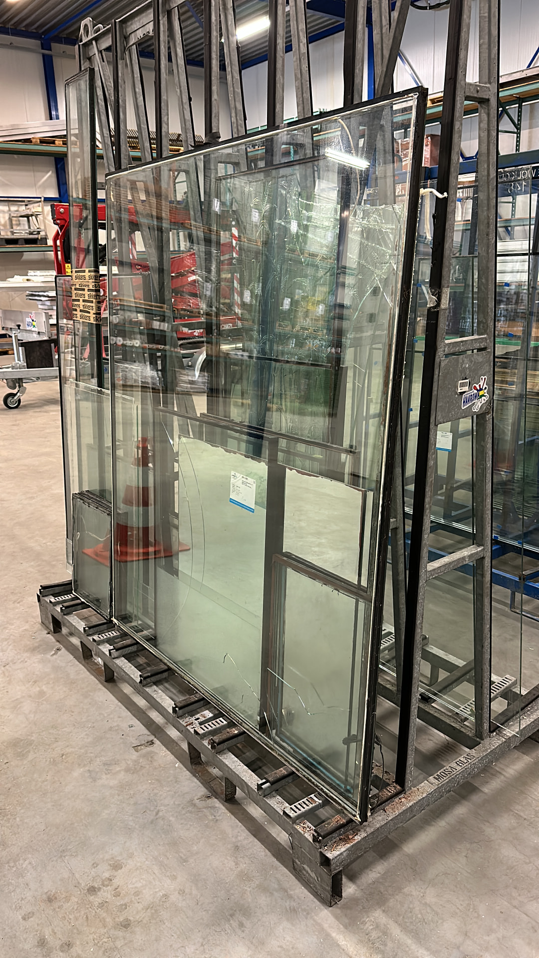 Rekken met isolatieglas in de loods van Haarsma