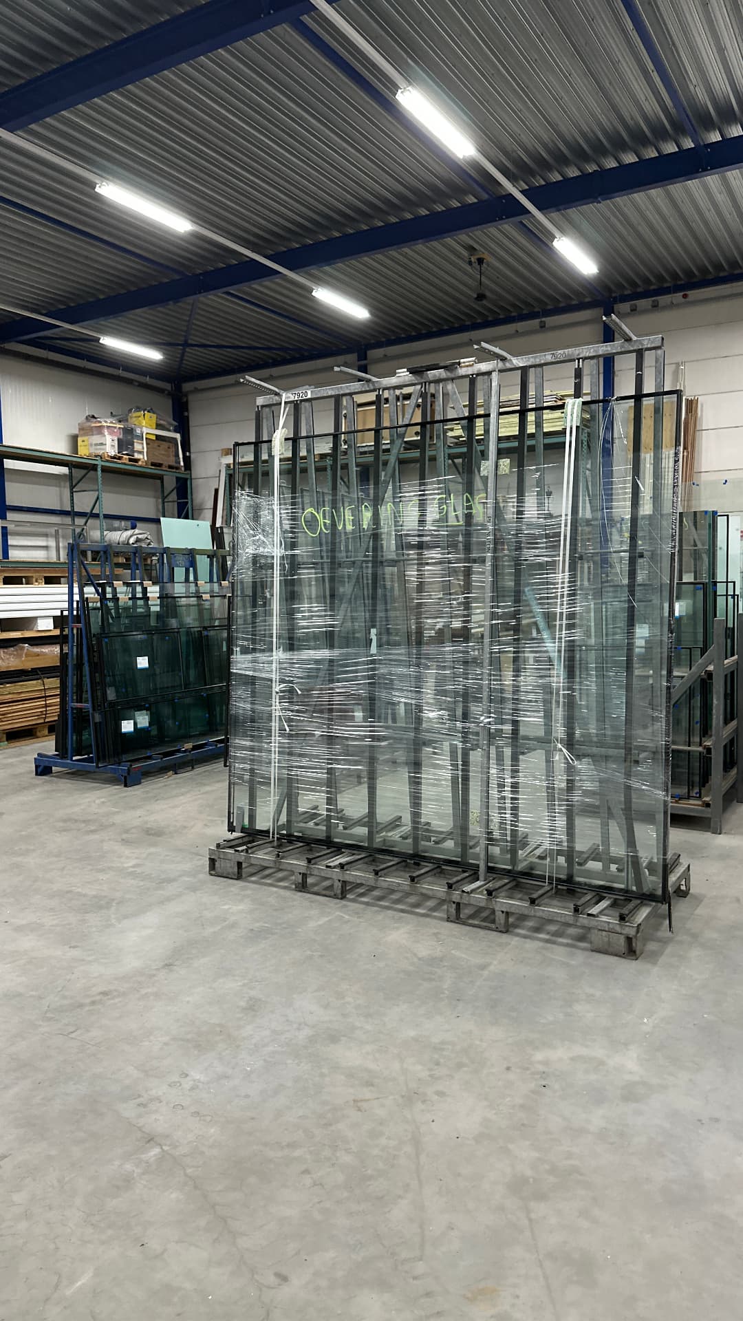 Rekken vol glas in verschillende maten in de werkplaats